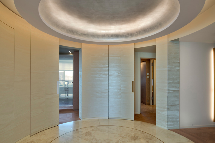 A rotunda covered with an aluminium-coloured dome marks the entrance to the suites, each with two bedrooms, two bathrooms and a spacious terrace with panoramic views of the Autostadt (Photo: Deidi von Schaewen).