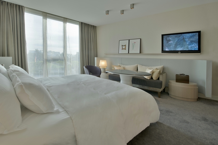 In den 147 Zimmern und 23 Suiten kommt ein neuentwickeltes Raum-im-Raum-Konzept zum Tragen, indem die Kopfenden der Betten sowie die gegenüberliegenden Sofas mit lederbespannten Highboards umrahmt werden (Foto: Deidi von Schaewen).